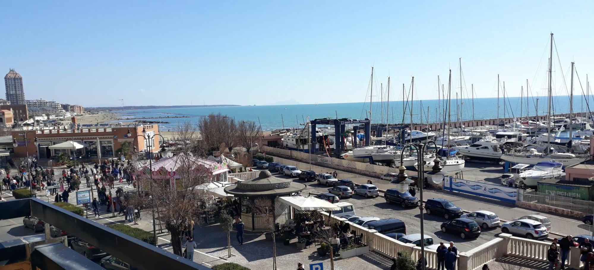 Spazioso Appartamento Sul Lungomare Di ネットゥーノ エクステリア 写真